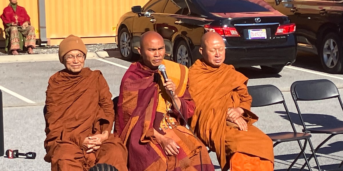 Буддийские монахи проходят через Джорджию в мирном шествии к Вашингтону