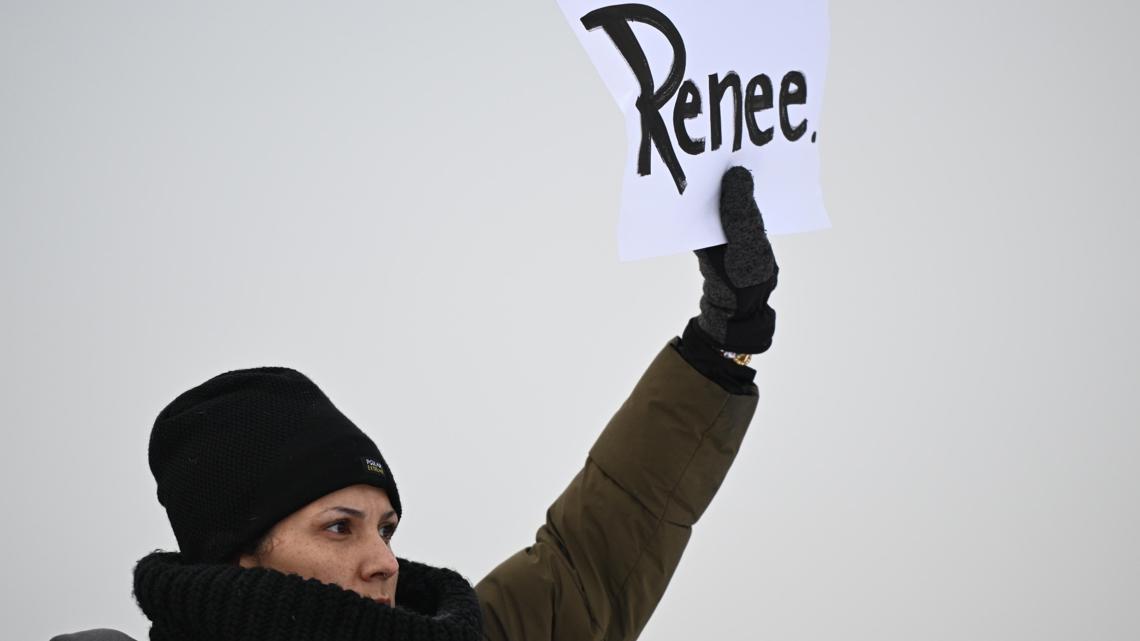 Протесты в Миннеаполисе после гибели женщины от рук офицера ICE